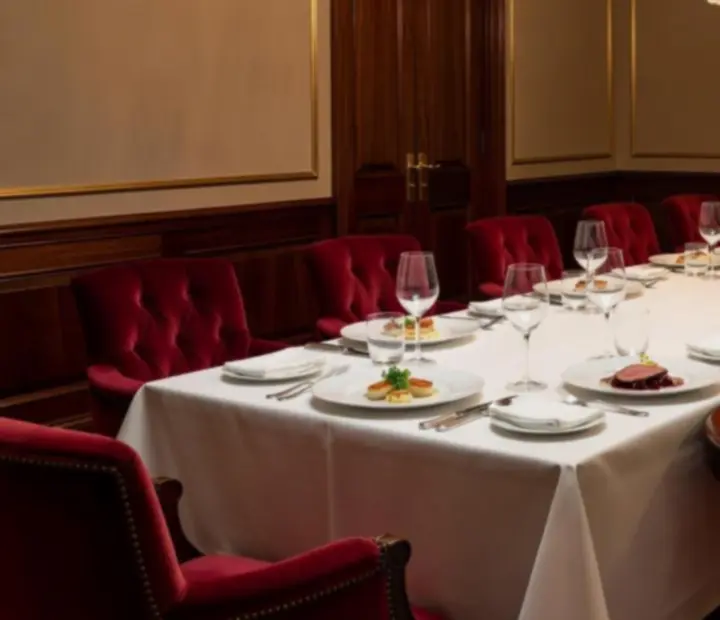 Šéfkuchařská večeře servírovaná vedle elegantního poker stolu v soukromém salonku
